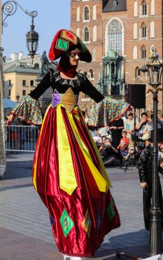 Krakov, Polonya - 5 Temmuz 2018: Performans dans gerçekleştirilen yarışma yanında Kiev Sokak Tiyatrosu vurgular 31 Street - Uluslararası Festivali, sokak tiyatroları Krakov, Polonya. 