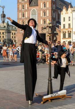 Krakov, Polonya - 5 Temmuz 2018: Performans dans gerçekleştirilen yarışma yanında Kiev Sokak Tiyatrosu vurgular 31 Street - Uluslararası Festivali, sokak tiyatroları Krakov, Polonya. 