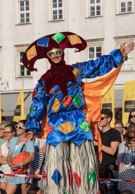 Krakov, Polonya - 5 Temmuz 2018: Performans dans gerçekleştirilen yarışma yanında Kiev Sokak Tiyatrosu vurgular 31 Street - Uluslararası Festivali, sokak tiyatroları Krakov, Polonya. 