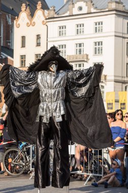 Krakov, Polonya - 5 Temmuz 2018: Performans dans gerçekleştirilen yarışma yanında Kiev Sokak Tiyatrosu vurgular 31 Street - Uluslararası Festivali, sokak tiyatroları Krakov, Polonya. 