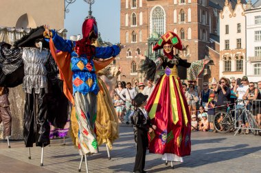 Krakov, Polonya - 5 Temmuz 2018: Performans dans gerçekleştirilen yarışma yanında Kiev Sokak Tiyatrosu vurgular 31 Street - Uluslararası Festivali, sokak tiyatroları Krakov, Polonya. 