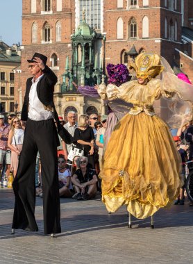 Krakov, Polonya - 5 Temmuz 2018: Performans dans gerçekleştirilen yarışma yanında Kiev Sokak Tiyatrosu vurgular 31 Street - Uluslararası Festivali, sokak tiyatroları Krakov, Polonya. 