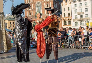 Krakov, Polonya - 5 Temmuz 2018: Performans dans gerçekleştirilen yarışma yanında Kiev Sokak Tiyatrosu vurgular 31 Street - Uluslararası Festivali, sokak tiyatroları Krakov, Polonya. 