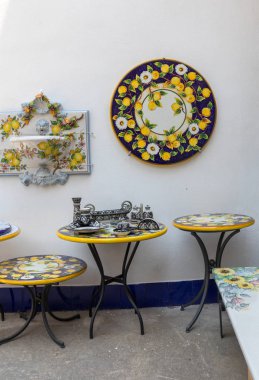 Ravello, İtalya - 16 Haziran 2017: Ravello, Campania, İtalya 'nın ana meydanında seramik dükkanı