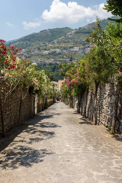 Úzké Strmé Ulice Kvetoucími Oleandry Ravello Pobřeží Amalfi Itálie — Stock fotografie