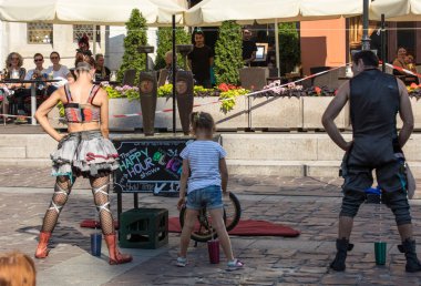 Krakov, Polonya - 5 Temmuz 2018: Performans Happy Hour 31 Street - Uluslararası Festivali, sokak tiyatroları Krakov, Polonya Duo bakın kimden İsrail tarafından gerçekleştirilen Show. 