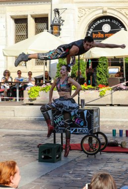 Krakov, Polonya - 5 Temmuz 2018: Performans Happy Hour 31 Street - Uluslararası Festivali, sokak tiyatroları Krakov, Polonya Duo bakın kimden İsrail tarafından gerçekleştirilen Show. 
