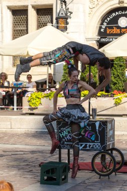 Krakov, Polonya - 5 Temmuz 2018: Performans Happy Hour 31 Street - Uluslararası Festivali, sokak tiyatroları Krakov, Polonya Duo bakın kimden İsrail tarafından gerçekleştirilen Show. 