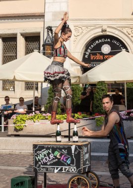 Krakov, Polonya - 5 Temmuz 2018: Performans Happy Hour 31 Street - Uluslararası Festivali, sokak tiyatroları Krakov, Polonya Duo bakın kimden İsrail tarafından gerçekleştirilen Show. 