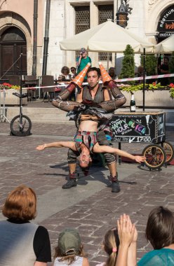 Krakov, Polonya - 5 Temmuz 2018: Performans Happy Hour 31 Street - Uluslararası Festivali, sokak tiyatroları Krakov, Polonya Duo bakın kimden İsrail tarafından gerçekleştirilen Show. 