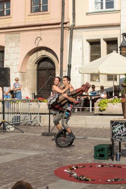 Krakov, Polonya - 5 Temmuz 2018: Performans Happy Hour 31 Street - Uluslararası Festivali, sokak tiyatroları Krakov, Polonya Duo bakın kimden İsrail tarafından gerçekleştirilen Show. 