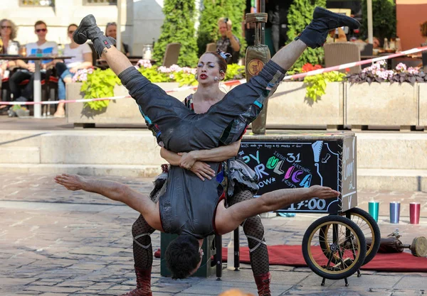 克拉科夫 2018年7月5日 来自以色列的两个人在第三十一街 波兰克拉科夫街头剧场国际节表演的欢乐时光节目的演出 — 图库照片