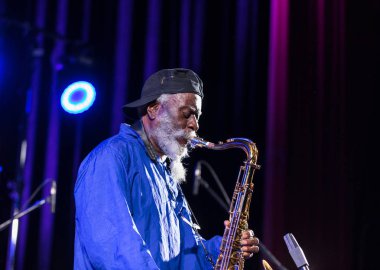 Krakov, Polonya - 12 Temmuz 2018: Simge Dünya Caz - Kijow.Centre yaz Caz Festivali'nde Krakow'da aşaması Firavun Sanders simgesi Quartetet yaşıyor. Polonya