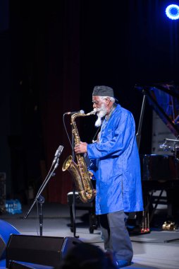 Krakov, Polonya - 12 Temmuz 2018: Simge Dünya Caz - Kijow.Centre yaz Caz Festivali'nde Krakow'da aşaması Firavun Sanders simgesi Quartetet yaşıyor. Polonya