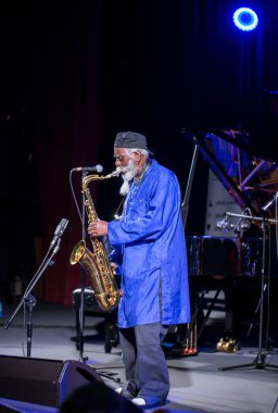Krakov, Polonya - 12 Temmuz 2018: Simge Dünya Caz - Kijow.Centre yaz Caz Festivali'nde Krakow'da aşaması Firavun Sanders simgesi Quartetet yaşıyor. Polonya