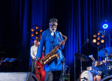 Krakov, Polonya - 12 Temmuz 2018: Simge Dünya Caz - Kijow.Centre yaz Caz Festivali'nde Krakow'da aşaması Firavun Sanders simgesi Quartetet yaşıyor. Polonya