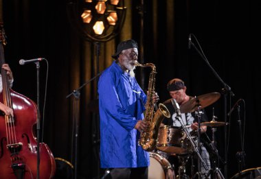 Krakov, Polonya - 12 Temmuz 2018: Simge Dünya Caz - Kijow.Centre yaz Caz Festivali'nde Krakow'da aşaması Firavun Sanders simgesi Quartetet yaşıyor. Polonya