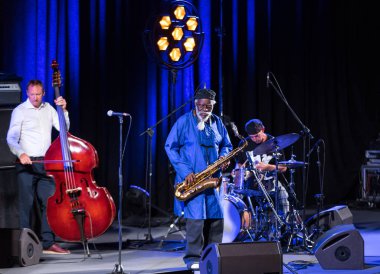 Krakov, Polonya - 12 Temmuz 2018: Simge Dünya Caz - Kijow.Centre yaz Caz Festivali'nde Krakow'da aşaması Firavun Sanders simgesi Quartetet yaşıyor. Polonya