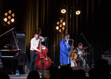 Krakov, Polonya - 12 Temmuz 2018: Simge Dünya Caz - Kijow.Centre yaz Caz Festivali'nde Krakow'da aşaması Firavun Sanders simgesi Quartetet yaşıyor. Polonya
