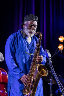 Krakov, Polonya - 12 Temmuz 2018: Simge Dünya Caz - Kijow.Centre yaz Caz Festivali'nde Krakow'da aşaması Firavun Sanders simgesi Quartetet yaşıyor. Polonya