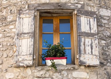 Eski taş ev ahşap kepenkleri, Provence, Fransa.