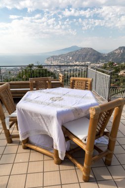 Napoli körfezindeki villasının ve Vesuvius bakan terasta yemek tablo için hazır. Sorrento. İtalya