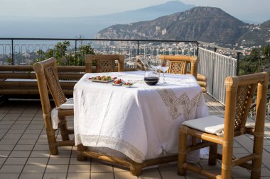 Napoli körfezindeki villasının ve Vesuvius bakan terasta yemek tablo için hazır. Sorrento. İtalya