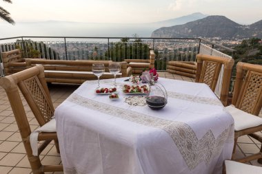 Napoli körfezindeki villasının ve Vesuvius bakan terasta yemek tablo için hazır. Sorrento. İtalya