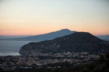 Napoli Körfezi ve Vesuvius romantik günbatımı. Sorrento. İtalya