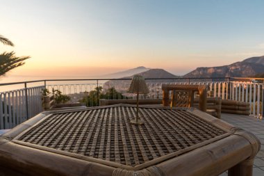 Napoli Körfezi ve Vezüv 'e bakan terasta bir masa. Sorrento. İtalya