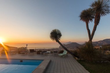 Napoli Körfezi ve Vezüv manzaralı Amalfi kıyısında yüzme havuzu. Sorrento. İtalya