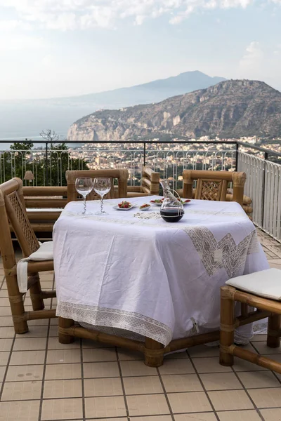 Voorbereid Voor Avondmaal Tafel Het Terras Met Uitzicht Baai Van — Stockfoto