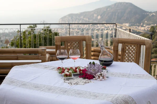 Tafel Het Terras Voorbereid Voor Een Romantisch Diner Met Uitzicht — Stockfoto