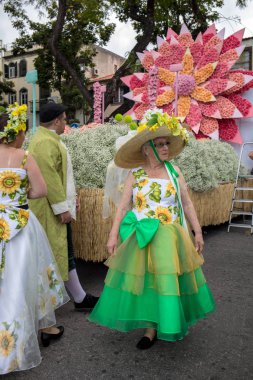 Funchal; Madeira; Portekiz - 22 Nisan; 2018: parade, Madeira çiçek Festivali, Funchal, Madeira, Portekiz, renkli kostümleri kadın son anlarıyla