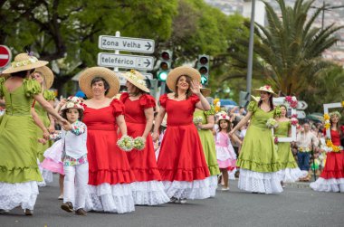 Funchal; Madeira; Portekiz - 22 Nisan; 2018: bir grup kadın kırmızı ve yeşil elbiseler dans Madeira çiçek Festivali geçit töreninde Funchal, Madeira Adası üzerinde. Portekiz.