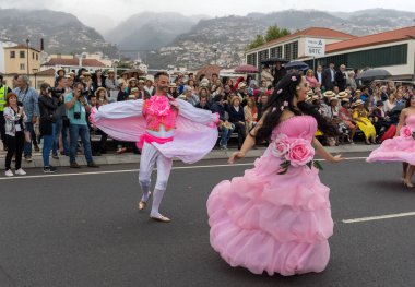 Funchal; Madeira; Portekiz - 22 Nisan; 2018: bir grup insan pembe kostümleri dans Madeira çiçek Festivali geçit töreninde Funchal, Madeira Adası üzerinde. Portekiz.