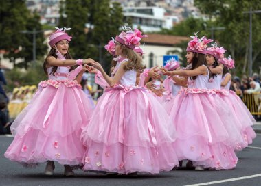 Funchal; Madeira; Portekiz - 22 Nisan; 2018: kız pembe kostümleri bir grup dans Madeira çiçek Festivali geçit töreninde Funchal, Madeira Adası üzerinde. Portekiz.