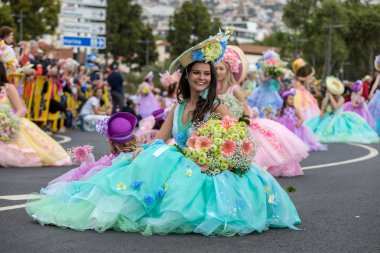 Funchal; Madeira; Portekiz - 22 Nisan; 2018: bir grup insan renkli kostümleri dans Madeira çiçek Festivali geçit töreninde Funchal, Madeira Adası üzerinde. Portekiz.