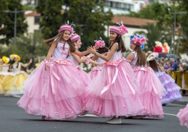 Funchal; Madeira; Portekiz - 22 Nisan; 2018: kız pembe kostümleri bir grup dans Madeira çiçek Festivali geçit töreninde Funchal, Madeira Adası üzerinde. Portekiz.