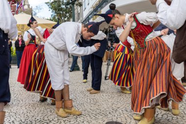 Funchal, Portekiz - 19 Nisan 2018: Halk müzisyenler ve dansçılar Avenida Arriaga Funchal Madeira Adası, Portekiz performans.