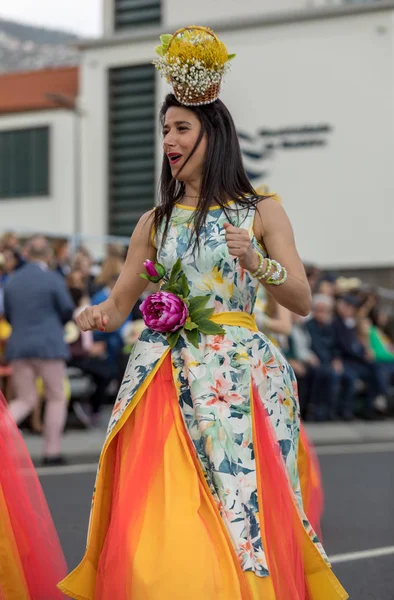 Фуншал Мадейра Португалия Апреля 2018 Женщина Красочном Костюме Параде Цветов — стоковое фото