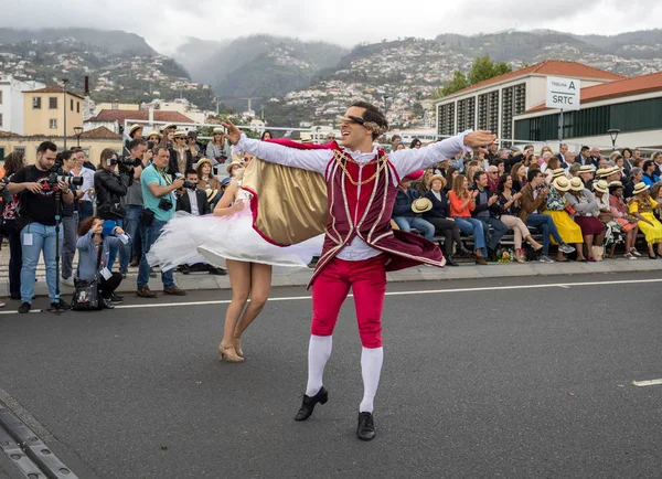 Funchal Madeira Portugal Abril 2018 Pareja Trajes Coloridos Bailan Desfile —  Fotos de Stock