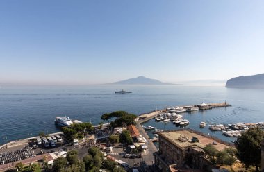 Sorrento, İtalya - 13 Haziran 2017: Görünümü üzerinde Marina ve Napoli Körfezindeki, Sorrento, Napoliten Riviera, İtalya