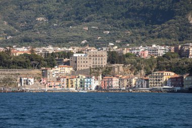 Sorrento, İtalya - 13 Haziran 2017: Şehir, su, Campania, İtalya görüldüğü gibi Sorrento