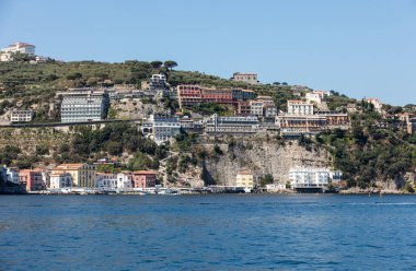 Sorrento, İtalya - 13 Haziran 2017: Şehir, su, Campania, İtalya görüldüğü gibi Sorrento