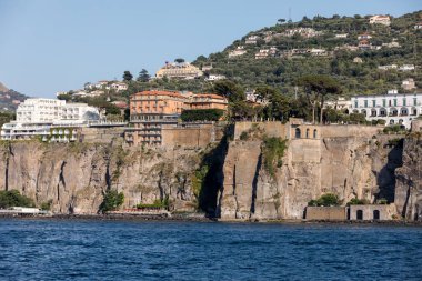 Sorrento, İtalya - 13 Haziran 2017: Şehir, su, Campania, İtalya görüldüğü gibi Sorrento
