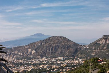 Sorrento. İtalya. Sorrento ve Napoli Körfezindeki havadan görünümü. 