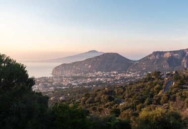 Napoli Körfezi ve Vesuvius romantik günbatımı. Sorrento. İtalya