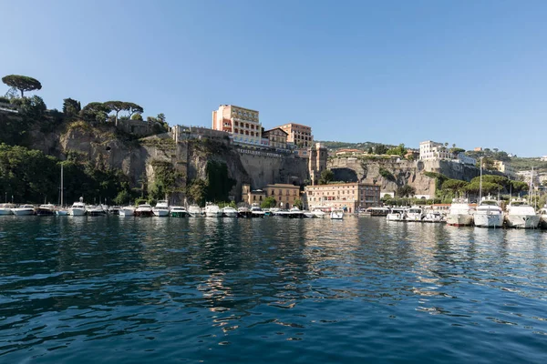 Sorrento Itálie Června 2017 Pohled Marina Hotely Útesech Sorrento Neapolský — Stock fotografie