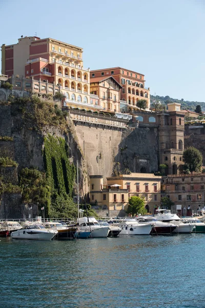 Sorrento Włochy Czerwca 2017 Zobacz Marina Hotele Szczycie Klifu Sorrento — Zdjęcie stockowe